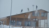 İŞ MAKİNASI - Tatvan'da Karla Mücadele Devam Ediyor
