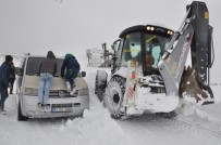 KURTARMA OPERASYONU - Tatvan'da Yolda Mahsur Kalan 21 Kişi Kurtarıldı