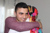 HAKKARİ ŞEMDİNLİ - Askerden Dönen Genç Yaptığı Sürprizle Ailesini Ağlattı