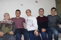 HAKKARİ ŞEMDİNLİ - Askerden Habersiz Dönen Genç Yaptığı Sürprizle Ailesini Ağlattı