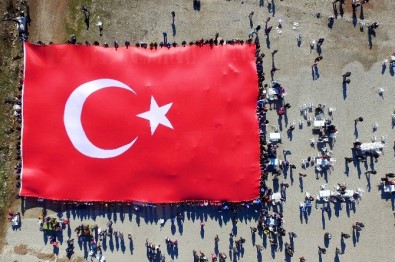 Doğa Yürüyüşünde Bin Metrekare 'Türk Bayrağı' Açtılar