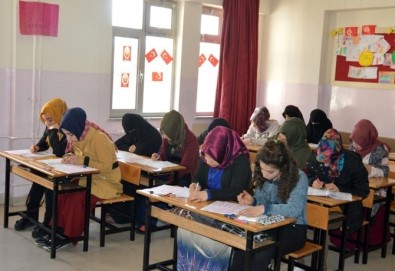 Gaziantep'te Umre Ödüllü Siyer Sınavına 8 Bin Kişi Katıldı