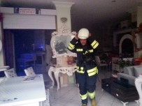 YAHYA ÇAVUŞ - Mobilya Mağazasında Sobadan Yangın Çıktı