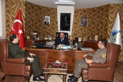 Başkan Üzülmez, Kartepe'ye Atanan Jandarma Komutanı Sarıçiçek'i Makamında Ağırladı
