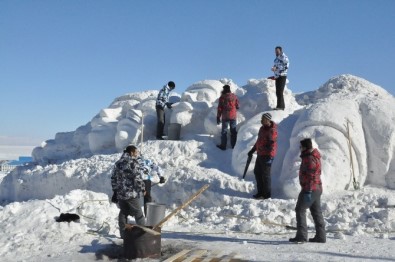 Eksi 25 Derecede 90 Bin Askeri Temsilen Kardan Heykel Yapıyorlar