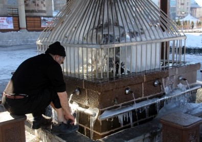 Erzurum'da Şadırvanlar Buz Tuttu