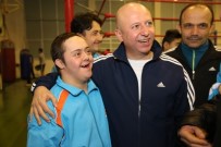 GÖNÜL KÖPRÜSÜ - Başkan Çolakbayrakdar, Down Sendromlu Gençle Birlikte Maç İzledi
