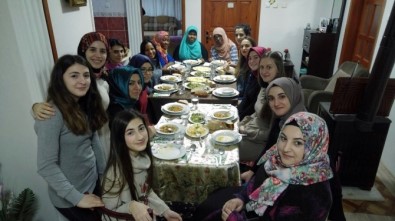Gönüllü Aileler, Yabancı Öğrencilere Sofralarını Açtı