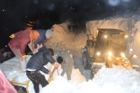 GEÇITLI - Karla Mücadele Ekibinin Üzerine Çığ Düştü