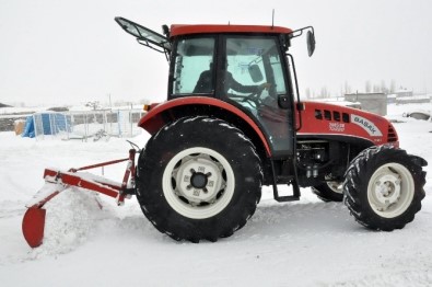 Kars'ta Kar Temizliğine Traktörlü Çözüm