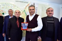 Kırcamililerden Başkan Uysal'a Teşekkür Plaketi