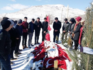 Yeşilyurt Kent Konseyi Gençlik Meclisi Üyeleri Şehit Fethi Sekin'in Mezarını Ziyaret Ettiler