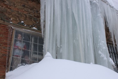 5 Metrelik Buz Sarkıtı Görenleri Şaşırtıyor