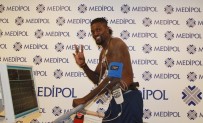 MANCHESTER - Medipol Başakşehir, Emmanuel Adebayor’u renklerine bağladı