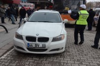 MILLI PIYANGO - Buzda Kayan Araç Otobüs Durağına Daldı