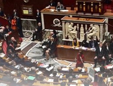 Fransız polisi parlamentoyu bastı!