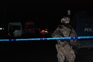 Gaziosmanpaşa'da Dur İhtarına Uymayan Şüphelilerle Polis Arasında Çatışma Çıktı