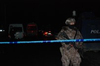 Gaziosmanpaşa'da Dur İhtarına Uymayan Şüphelilerle Polis Arasında Çatışma Çıktı