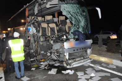 Otobüs Kamyona Arkadan Çarptı Açıklaması 1 Ölü, 12 Yaralı