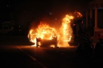 Otomobil Sokak Ortasında Alev Alev Yandı
