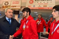 FETHİ SEKİN - Şampiyon Buz Hokeyciler Çiçeklerle Karşılandı