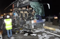 Uşak'ta Otobüs Kamyona Arkadan Çarptı Açıklaması 1 Ölü, 12 Yaralı