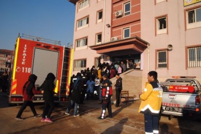 Okulda Çıkan Yangında 15 Öğrenci Dumandan Etkilendi