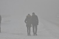 YAKIT DEPOSU - Soğuk Hava İlçeyi Felç Etti Açıklaması Eksi 32