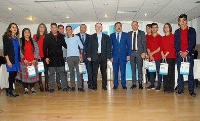 Tuşba'da 'Fikirler Konuşuluyor' Münazara Yarışması Düzenlendi