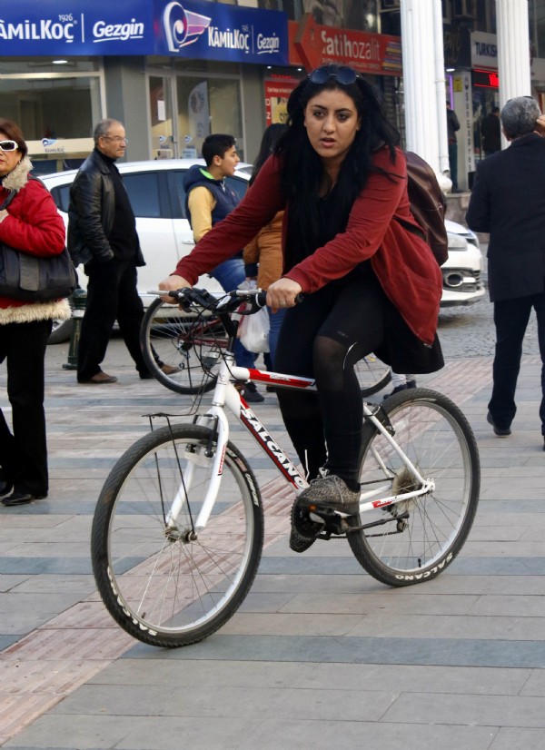 Bisikletini çalan hırsızı yerin dibine soktu