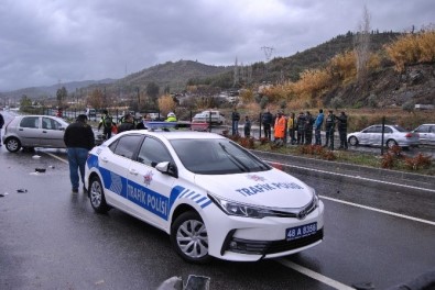 Fethiye'de Kazaya Müdahale Eden Polislere Otomobil Çarptı; 3 Yaralı