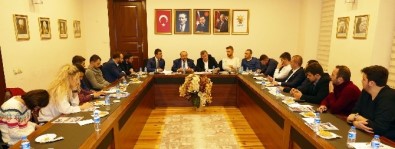 Gümrükçüoğlu, AK Partili Gençler İle 'Referandum'u Konuştu