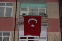 FETHİ SEKİN - Kahraman şehidin baba evine Türk bayrakları asıldı