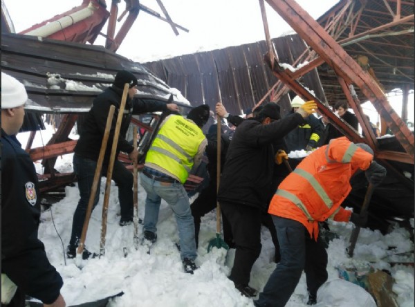 Pazar yerinin çatısı çöktü