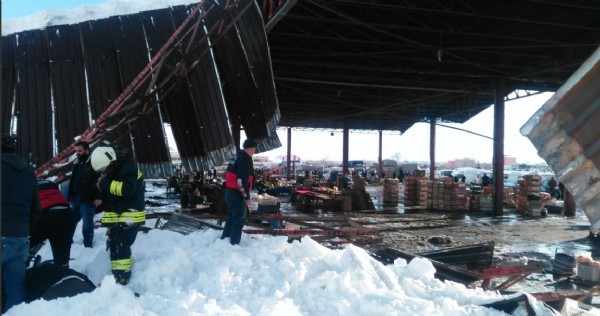 Pazar yerinin çatısı çöktü