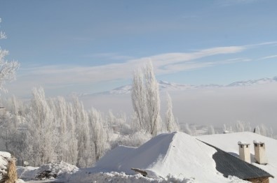Başkale'de Soğuk Havanın Oluşturduğu Kar Manzarası
