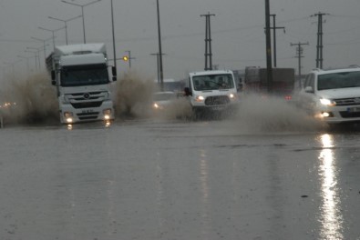 Çorlu'da Yağmur Caddeleri Dereye Çevirdi