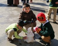 KARDAN ADAM - Erdemli'de Sahil Kesiminde Okuyan Öğrencilere Kar Sürprizi