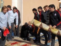 AYHAN AKMAN - Futbolcular cuma namazına katıldı