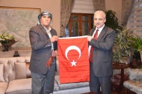 MUSTAFA ÖZBEK - Gürle Sakinlerinden Vali Güvençer'e Türk Bayrağı