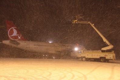 İstanbul'da Hava Trafiğine Kar Engeli