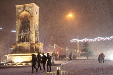 Kar Yağışı Taksim Meydanı'nı Beyaza Bürüdü