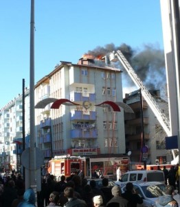 Kastamonu'da Apartman Çatısı Alev Alev Yandı