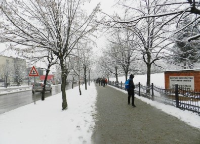 Kosova'da Çocukların Kar Sevinci