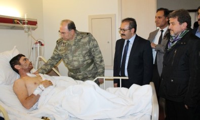 TSK Sağlık Komutanı Bilgiç'den Doç. Dr. Gülşen'e Plaket