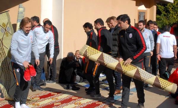 Futbolcular cuma namazına katıldı