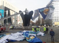 REKLAM AFİŞİ - Ankara'da Fırtına Hayatı Olumsuz Etkiliyor