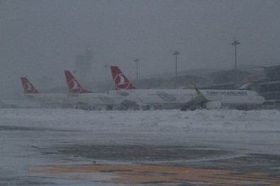 Atatürk Havalimanında Karla Mücadele Devam Ediyor