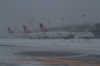KAR FIRTINASI - Atatürk Havalimanında Karla Mücadele Devam Ediyor