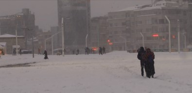 İstanbul'da Kar Kalınlığı 40 Santime Ulaştı